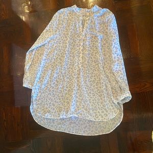 Olivvaceous animal print top